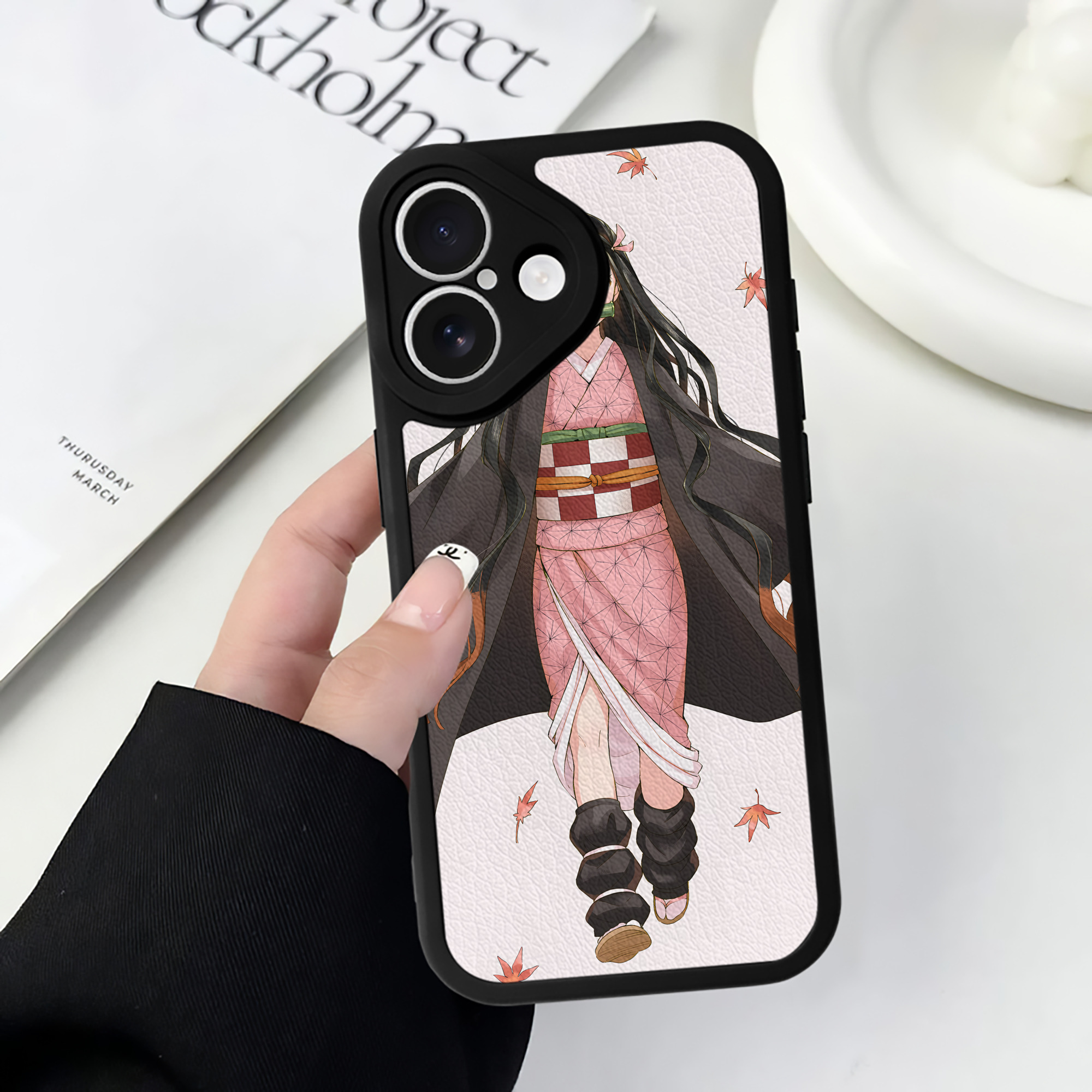 （画像用） 鬼滅の刃（きめつのやいば）竈門 禰󠄀豆子／かまど ねずこ Kamado Nezuko 【iPhone 16シリーズ対応】シリコンスマホケース（レザー調） 材質：シリコン